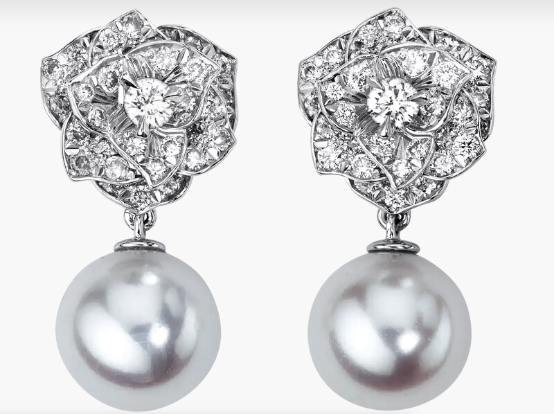 Piaget Rose系列耳環,18K白金,鑲襯78顆圓形美鑽(約0.90克拉) 和2顆白色Akoya珍珠