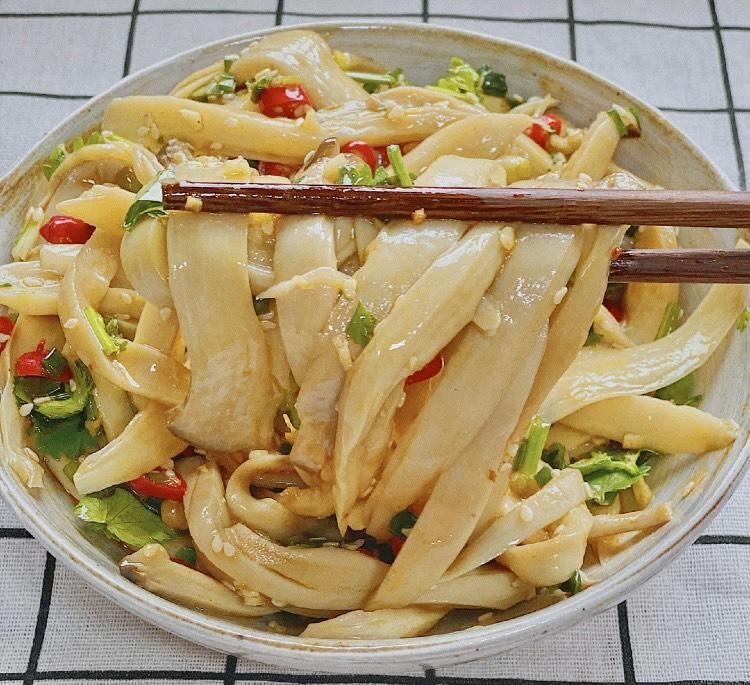 夏日低脂涼拌創意料理 涼拌杏鮑菇 涼拌蝦仁蕎麥麵 涼拌荷包蛋食譜來了 Marie Claire 美麗佳人