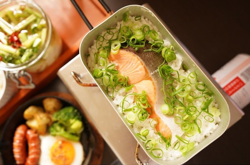 使用便當盒直火煮鮭魚。(Photo by @nao___chu)