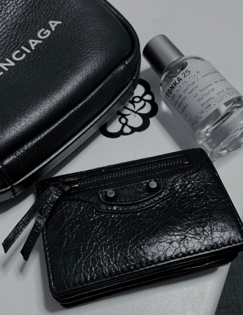Balenciaga經典機車短夾,約NT16,000