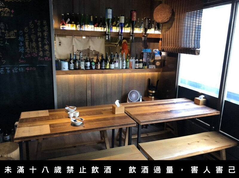 座位不多。