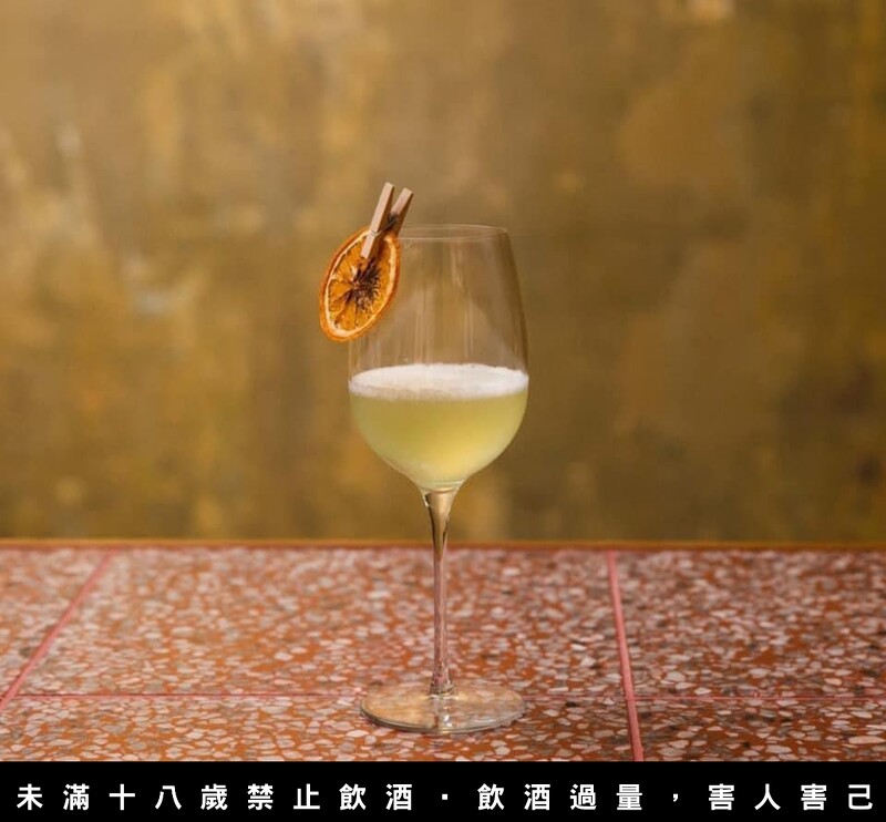 丘香分別以台灣清酒分類:熏、爽、熟、醇 其中三味為調性,帶出三種調酒,並用不同的空間命名,讓品飲的人帶出畫面與記憶。