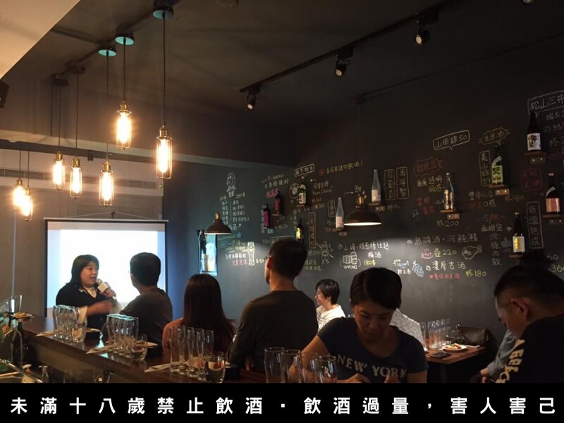 牆面寫滿酒單以及價錢、酒款特色,讓顧客沒有負擔的挑選適合的酒款。