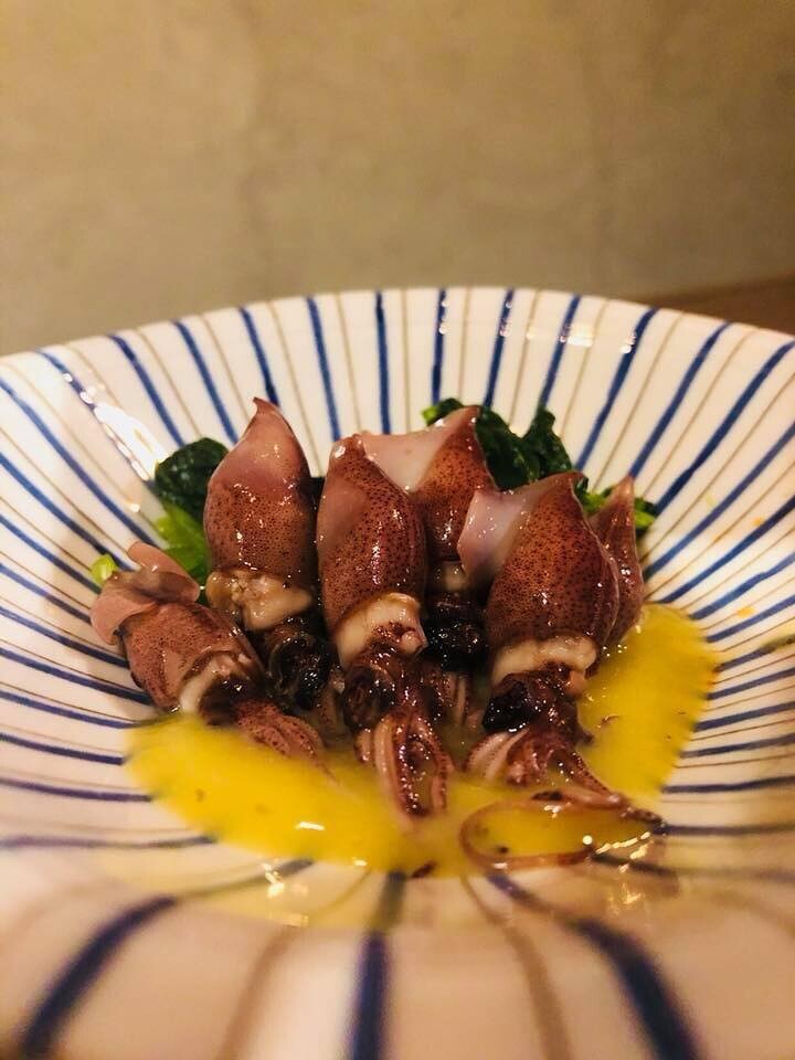 提供適合的餐點,如起司盤、牛肉料理、時令海鮮。