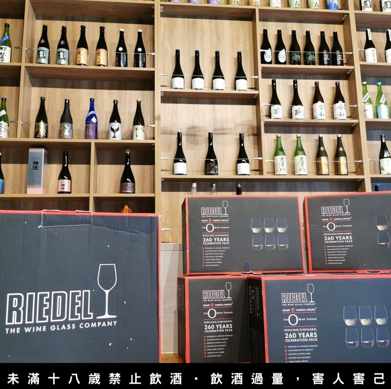 單杯飲用的杯子更是使用專業的 Riedel 特意為日本酒製作的大吟釀杯。
