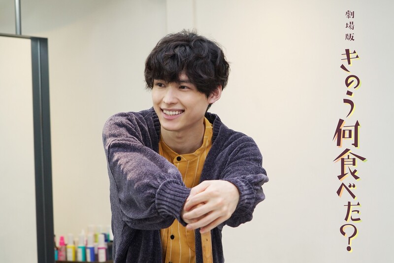 新角色是傑尼斯事務所旗下的男子團體 SixTONES 的松村北斗飾演年輕帥氣的美髮師田渕剛。