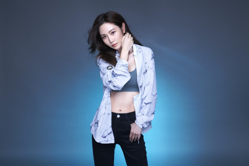 「戲劇女神」的女星曾莞婷,一身時尚健美風的打扮,秀出羨煞馬甲線,瞬間清涼極度消暑,辣翻全場!