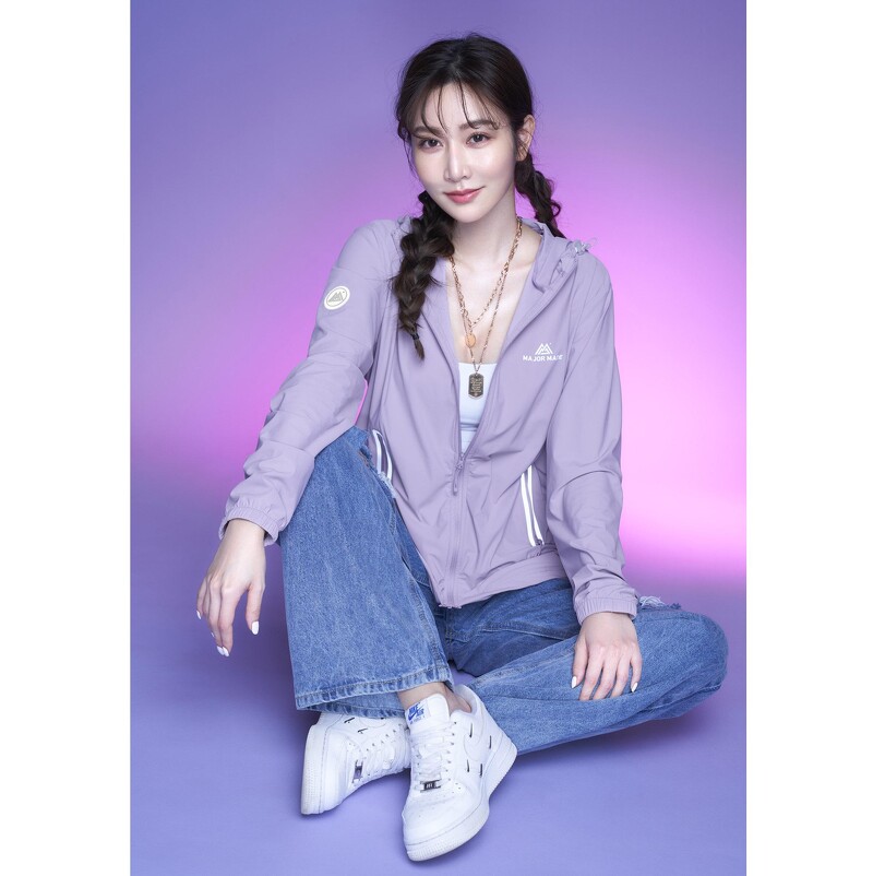 女神曾莞婷穿上MAJOR MADE瞬涼登峰衣都忍不住大讚「太開心擁有它現在真的好熱~~~一起涼起來!」