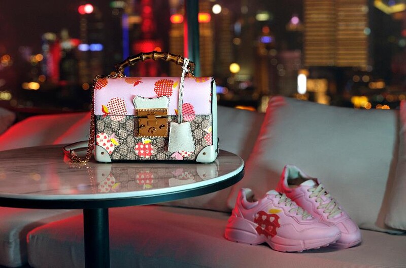 Gucci Les Pommes夕情人節特別系列:Padlock竹節肩背包NT90,400、Rhyton 運動鞋NT32,500。