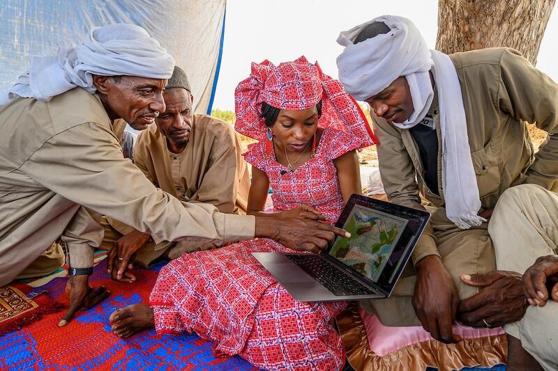 來自查德的軒杜•奧馬魯•伊布拉欣 (Hindou Oumarou Ibrahim),利用原住民的傳統知識繪製自然資源地圖,並防止因氣候變化發生的衝突 (1) ©Ami Vitale