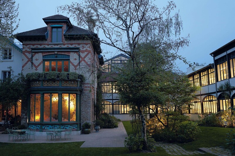 Asnières 工坊,房子是 Louis Vuitton 家族的曾經住所,右邊便是打造傳奇的基地。