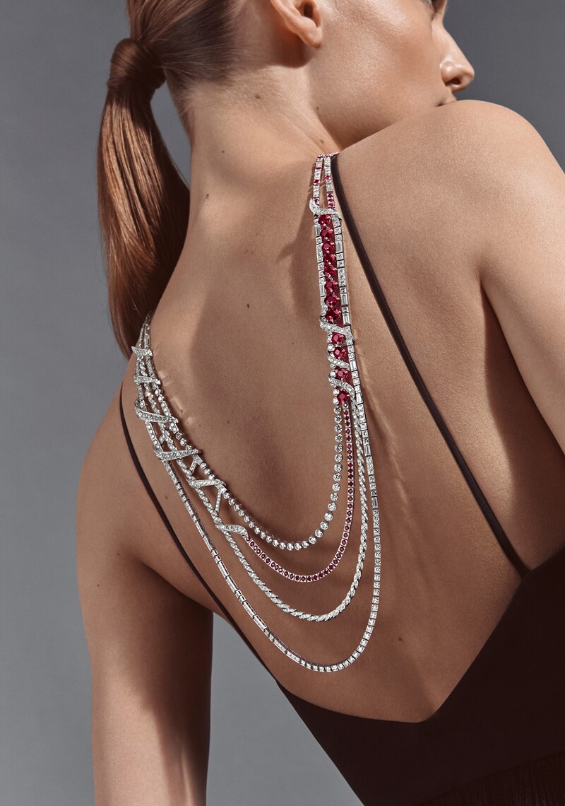 Torsade de Chaumet高級珠寶系列模特兒形象照。Torsade de Chaumet 18K白金可轉換式項鏈,鑲嵌12顆來自莫三比克重約16.72克拉的枕形切割Vivid Red紅寶石、64顆重約7.59克拉的圓形紅寶石、11顆重約3.82克拉EF VVS等級長方形切割鑽石、11顆重約1.37克拉EF VVS等級方形切割鑽石,13顆重約4.27克拉DE VVS2等級的明亮式切割鑽石,以及890顆重約46.61克拉EF VVS等級的明亮式切割鑽石。