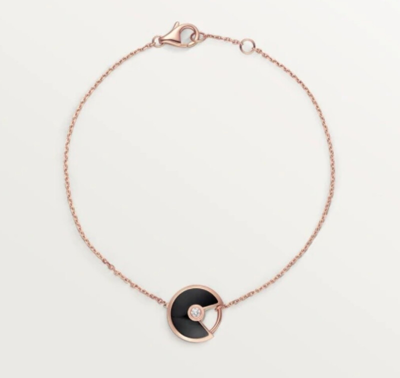 Cartier Amulette 系列手鍊,超小型款,玫瑰金鑲嵌鑽石與縞瑪瑙,超小型款,售價NT$52,500