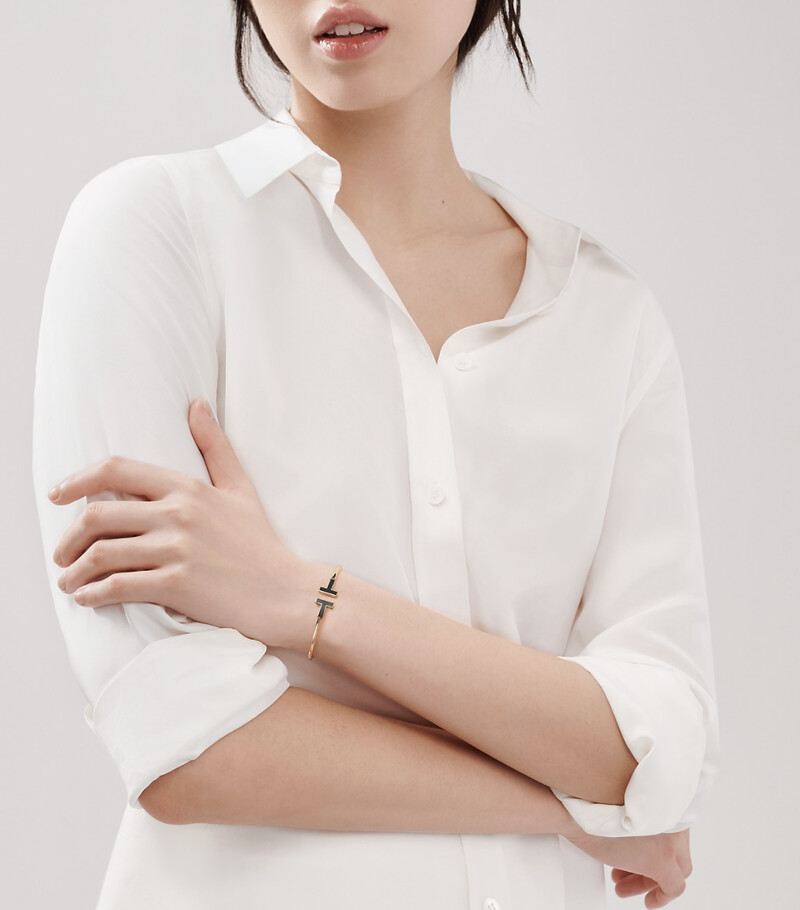Tiffany T Wire手鐲,黃金鑲嵌黑色縞瑪瑙,售價店冾