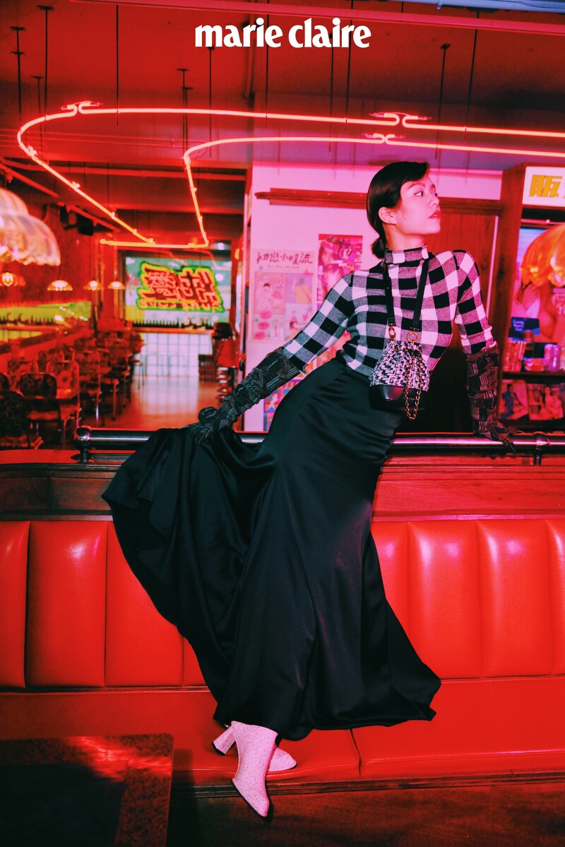 黑白格紋高領衫、絲緞長裙,both by Sportmax;印花圖紋針織長手套,Prada;白色短靴、黑白毛呢面料水桶型鍊袋包,both by Charles & Keith。