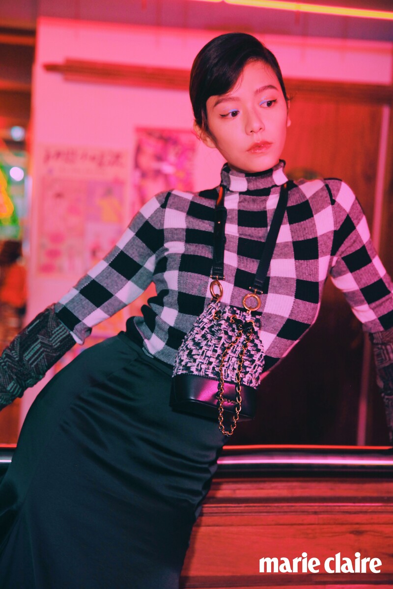 黑白格紋高領衫、絲緞長裙,both by Sportmax;印花圖紋針織長手套,Prada;黑白毛呢面料水桶型鍊袋包,Charles & Keith。