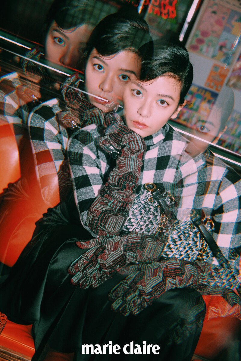 黑白格紋高領衫、絲緞長裙,both by Sportmax;印花圖紋針織長手套,Prada;黑白毛呢面料水桶型鍊袋包,Charles & Keith。
