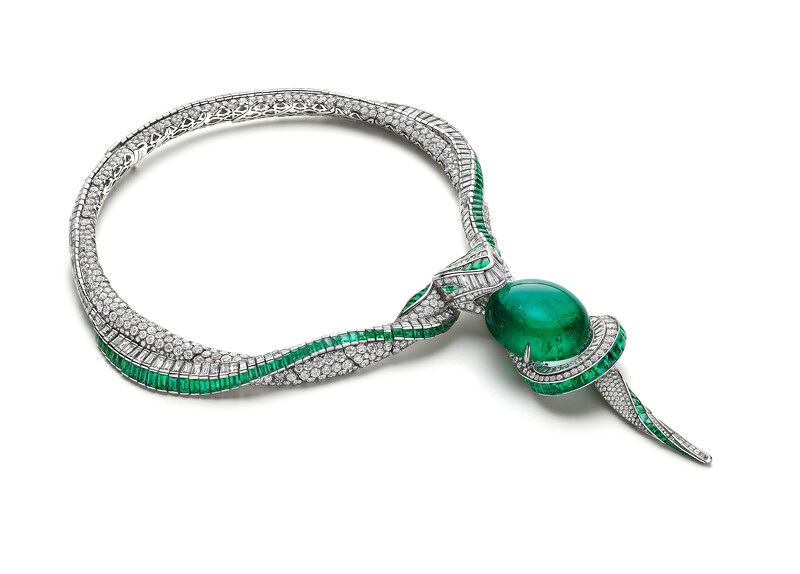 BVLGARI Magnifia系列Hypnotic Emerald 頂級祖母綠與鑽石項鍊——頂級鉑金項鍊,鑲嵌1顆橢圓切割哥倫比亞祖母綠(重約93.83克拉)、233顆buff-top弧形切割祖母綠(總重約26.44克拉)、253顆花式切割鑽石(總重約 26.95克拉)與密鑲鑽石(總重約30.15克拉)