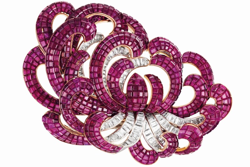 CHRYSANTHEMUM胸針,1937年,鉑金、黃K金、Mystery Set隱密式鑲嵌紅寶石、鑽石,Van Cleef & Arpels梵克雅寶系列 © Van Cleef & Arpels SA - Patrick Gries