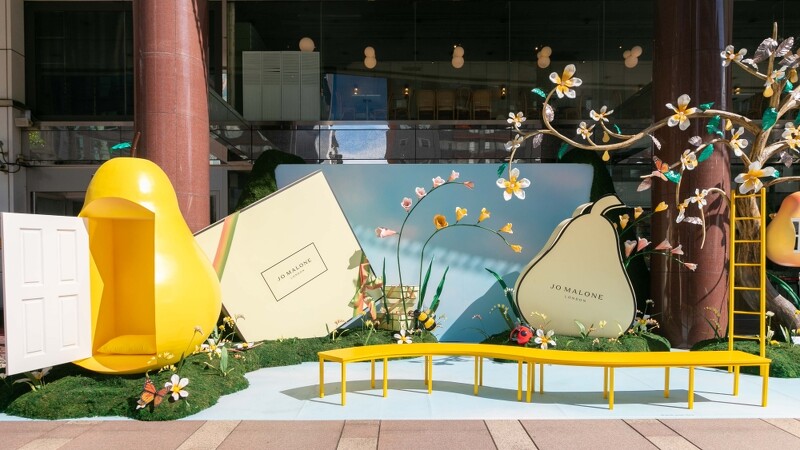 踏入Jo Malone London英國梨與小蒼蘭花園 ,一同沉浸於迷人的香氛世界。