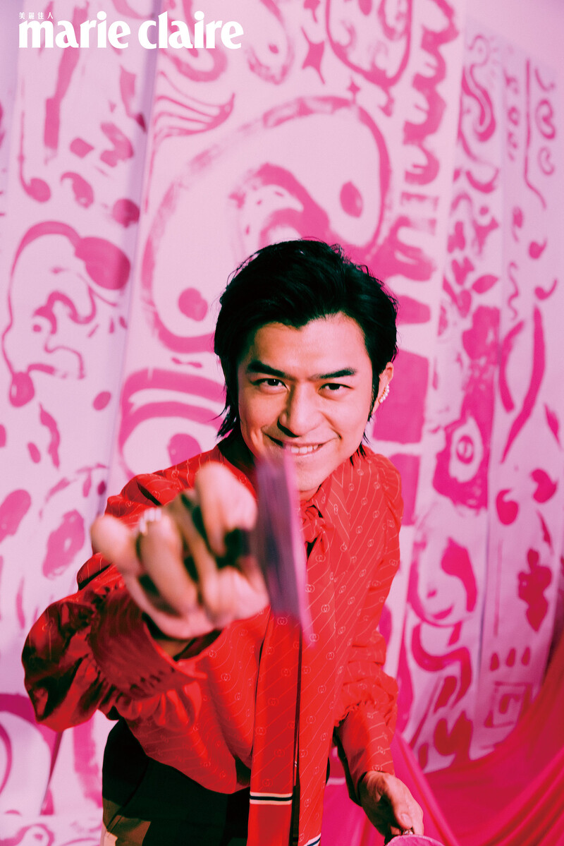 Danger 系列珍珠耳骨夾、珍珠戒指,both by TASAKI。紅色 Logo 刺繡圖紋蝴蝶結綁帶領襯衫、幾何圖紋西裝褲,both by Gucci。