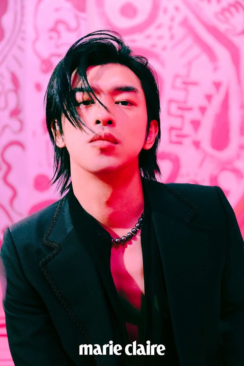 黑珍珠串鍊,TASAKI。黑色網紗圍裹襯衫、西裝外套,all by Gucci。