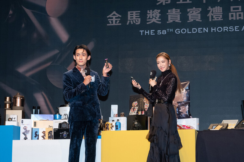 金馬貴賓禮品發表會,紅毯主持人楊千霈、徐鈞浩介紹烏魚子蛋捲