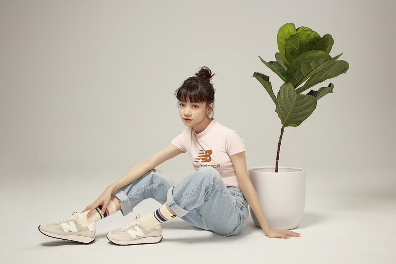 粉色高領短袖上衣,NT880、條紋中筒襪,NT230、WS237DH1鞋款,NT2,680 。All by New Balance