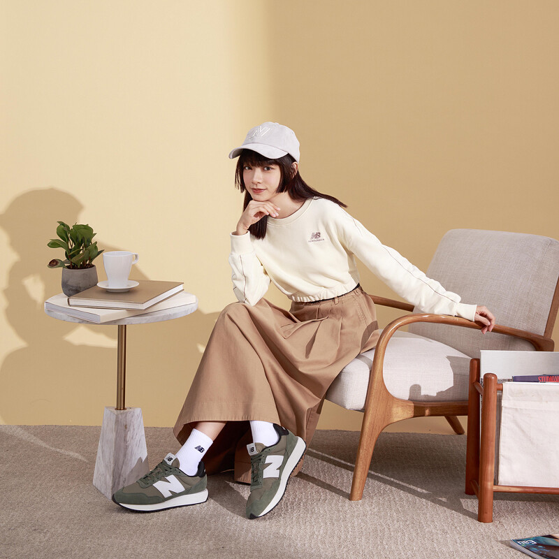 鴨舌帽,NT780、短版剪裁Logo上衣,NT1,080、MS237UTI鞋款,NT2,680,ALL by New Balance