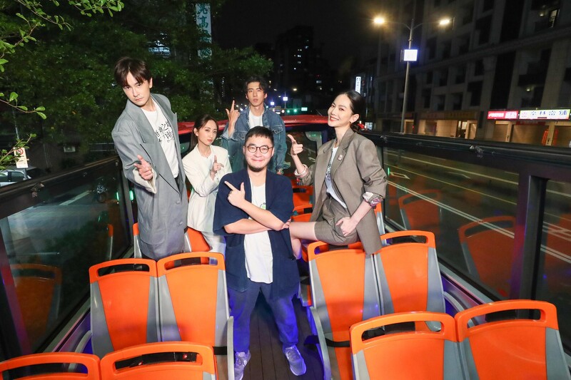 《無神之地不下雨》導演洪子鵬(前排中)率演員鄭元暢(左起)、柯佳嬿、傅孟柏、曾之喬上雙層巴士做映後直播