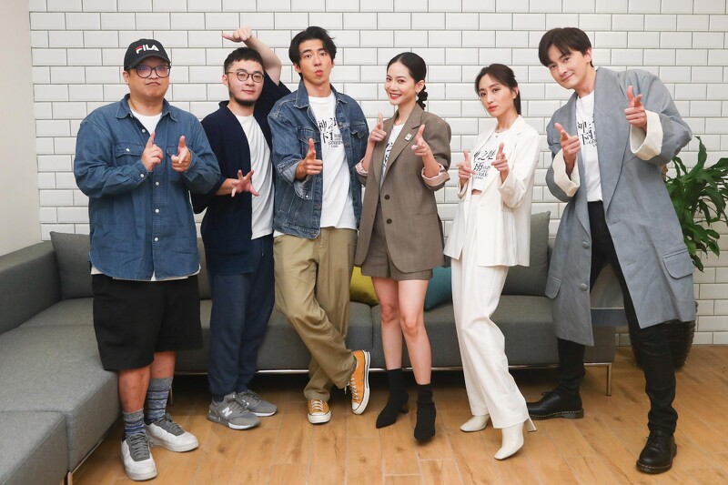 《無神之地不下雨》首播日,編劇簡奇峯(左起)、導演洪子鵬、演員傅孟柏、曾之喬、柯佳嬿、鄭元暢齊聚觀看播出