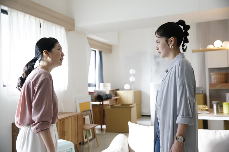 《無神之地不下雨》曾之喬(右)一席話激怒「養母」黃嘉千,遭賞巴掌