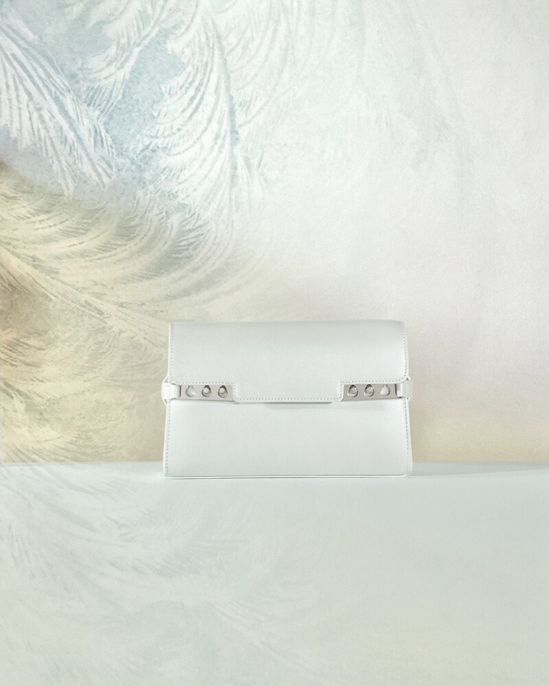 DELVAUX 光亮白手拿包,NT79,900。