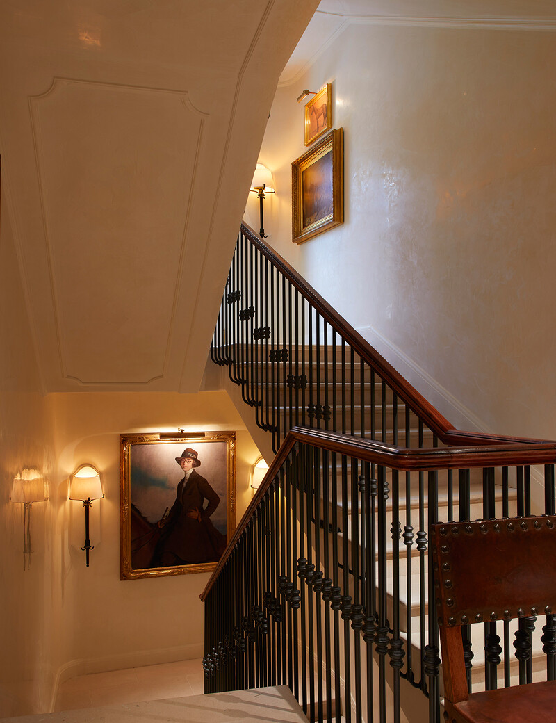 「The Bar at Ralph Lauren」餐酒館位於米蘭 Ralph Lauren 旗艦店內。
