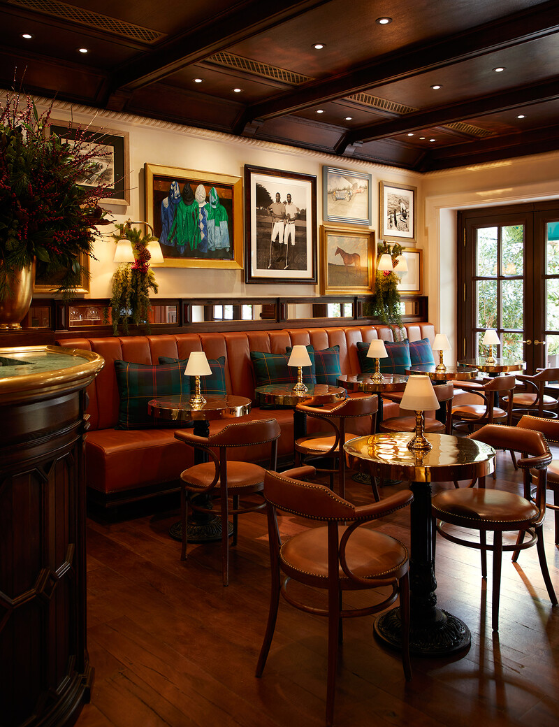 餐酒館位於一樓空間,室內空間融合了足以代表 Ralph Lauren 的馬術相關元素。