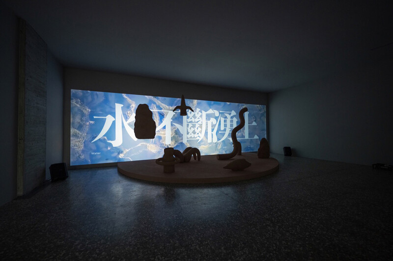 劉玗,《假使敘事是一場洪水》, 2020年, 錄像裝置, 尺寸可變. 多媒體設備贊助:洪建全基金會、台灣松下電器 Panasonic。