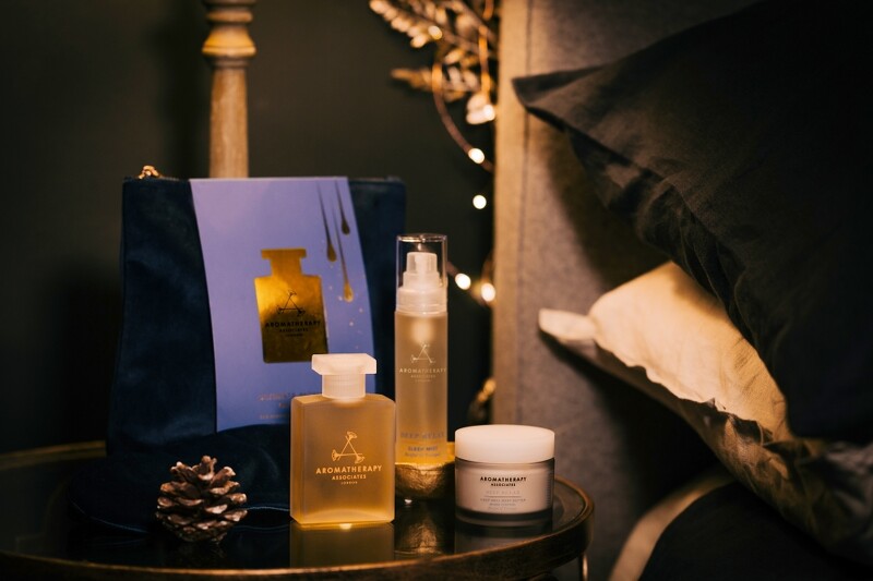 AROMATHERAPY ASSOCIATES 2021聖誕靜心舒眠Ultimate Moment of Sleep(晚間舒緩沐浴油55ml、晚間舒緩噴霧50ml、晚間舒棉護膚霜50ml、靜心舒眠眼罩),NT3,500