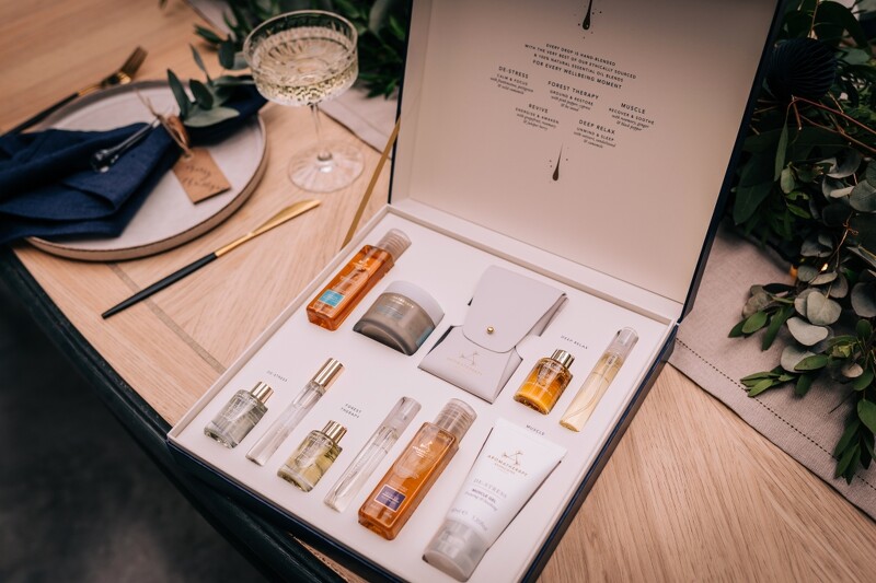 AROMATHERAPY ASSOCIATES 2021聖誕珍愛時光Our Favorite Moments(晚間舒緩沐浴油9ml、晚間舒緩噴霧10ml、明煥精油沐浴露50ml、明煥亮膚磨砂膏50ml、舒肌精油沐浴露50ml、舒緩凝膠40ml、怡神沐浴油9ml、怡神滾珠香氛10ml、心靈之沐沐浴油9ml、心靈之沐舒緩噴霧10ml、滾珠收納包),NT4,500