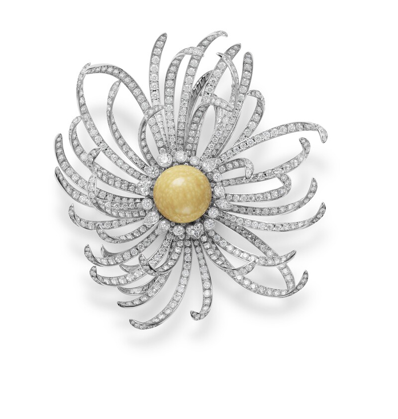 Mikimoto The Japanese Sense of Beauty系列 – 美樂珠菊花造型胸針,參考價格約NT$11,100,000