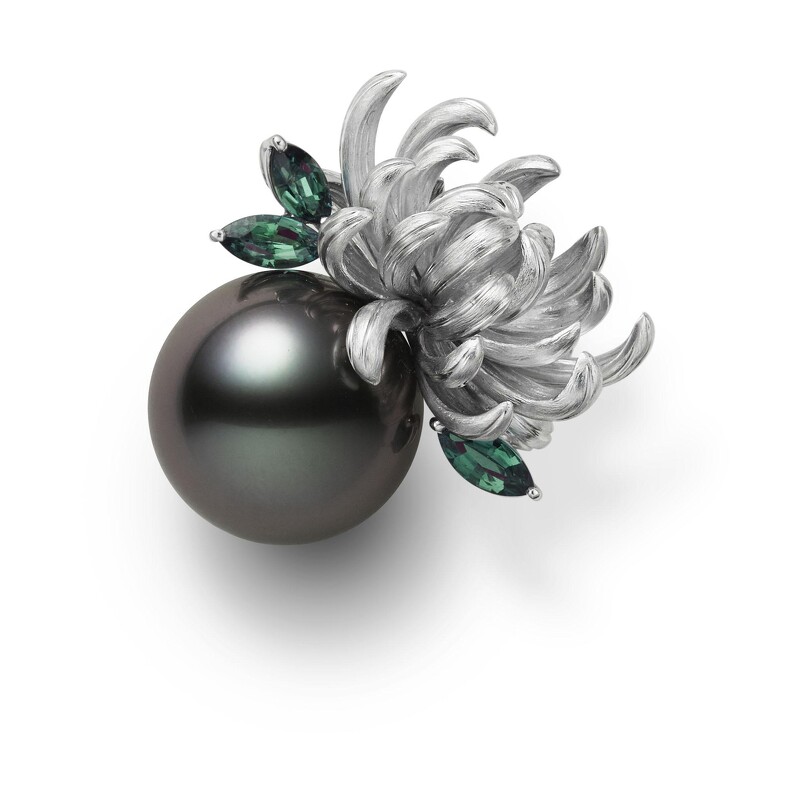 Mikimoto The Japanese Sense of Beauty系列 – 菊花造型黑珍珠胸針,參考價格約NT$828,000