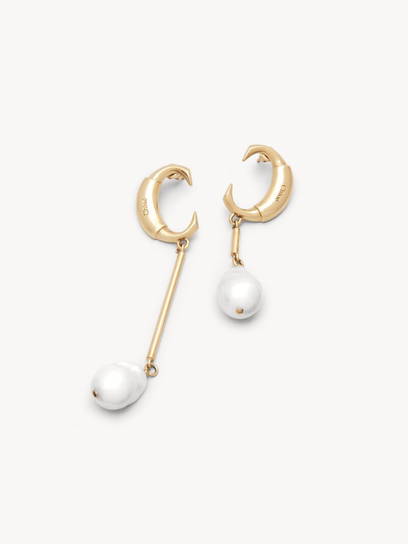 Chloé Darcey 金色珍珠耳環,NT15,500。