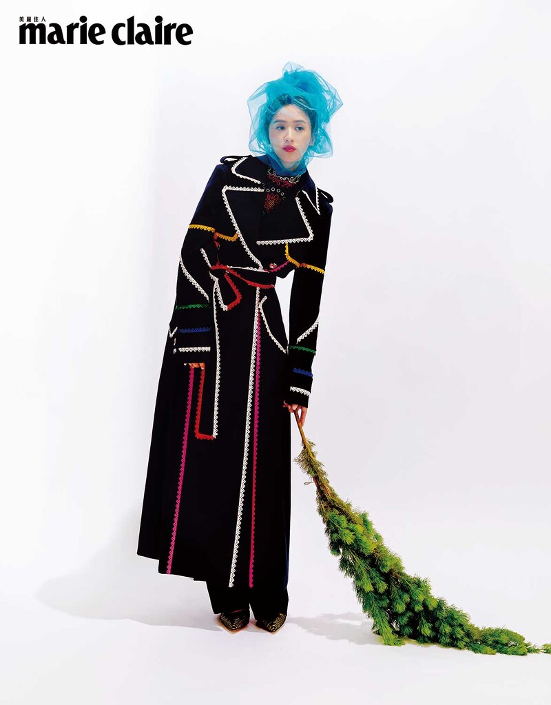 彩色蕾絲圖紋高領上衣、黑色長褲、彩色皮革緄邊風衣,all by Chloe;黑金雙色拼接高跟鞋,Manolo Blahnik。