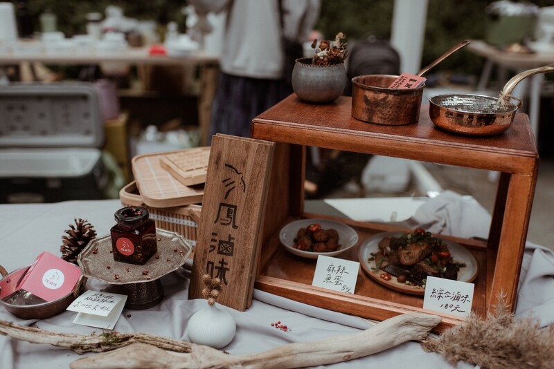 除了咖啡甜品外,在公園裡的草木森花市集也能親嚐到傳承媽媽好手藝的家常滷味「鳳滷味」。
