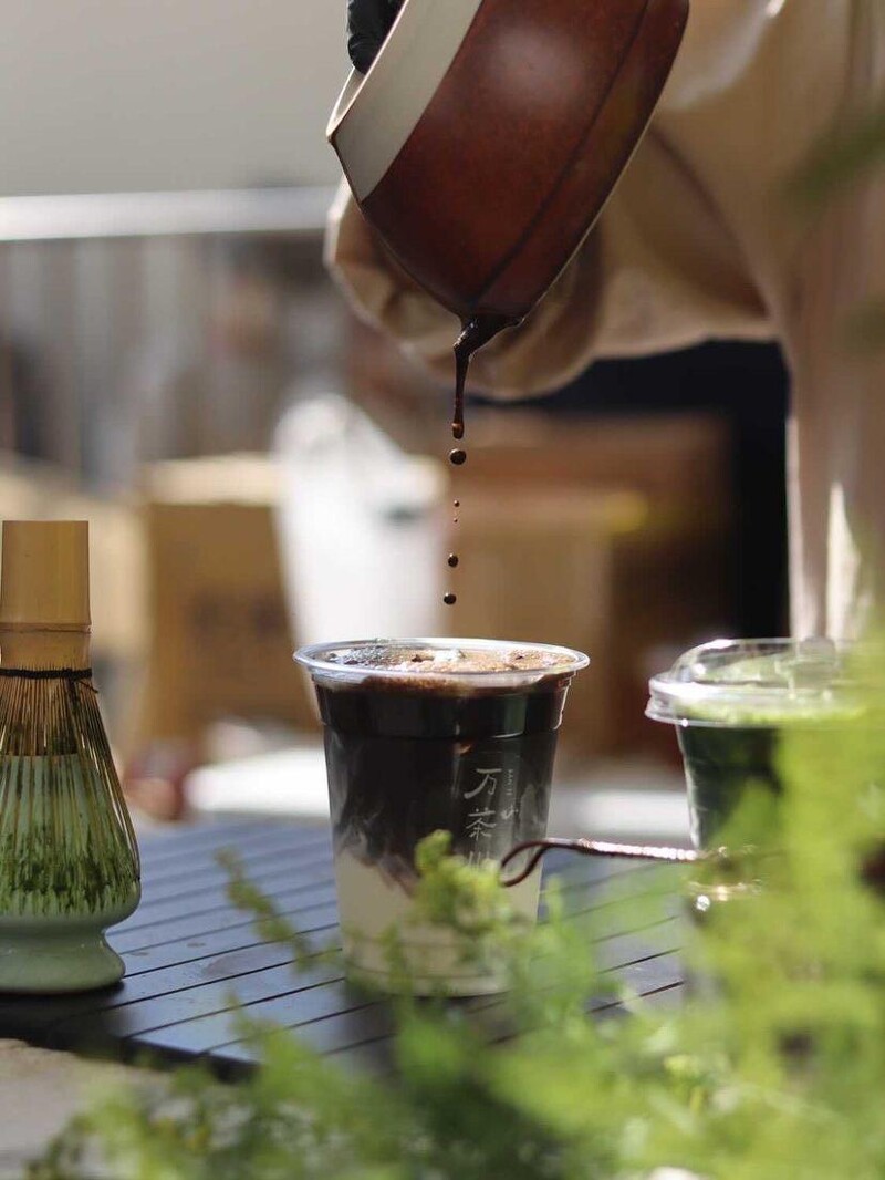日本茶專賣店「万茶川 BĀN TÊ」,將在公園裡的草木森花市集帶來現刷現泡的抹茶飲品。