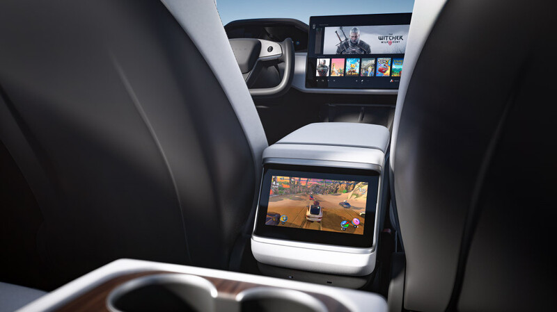 Model S 與 ModelX 配備三組螢幕顯示器。