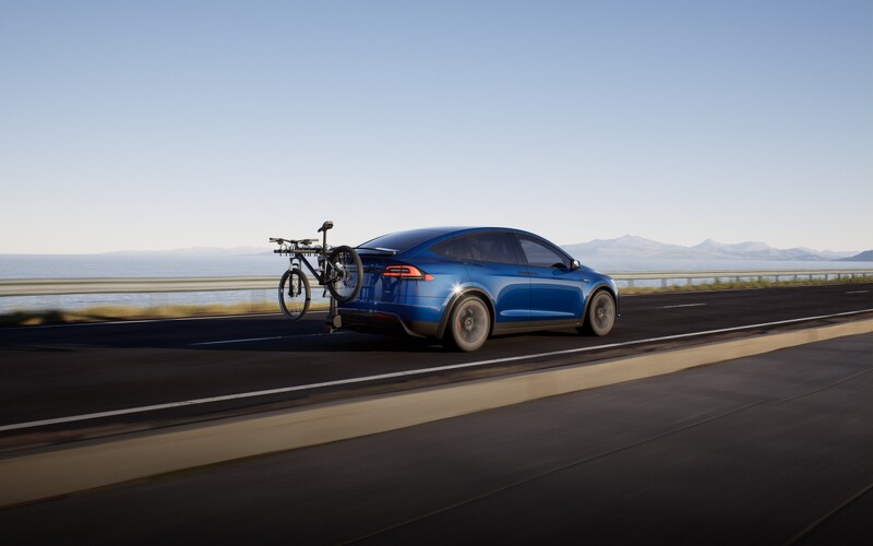 Model X 標準配備拖車勾讓您輕鬆攜帶任何旅行裝備。