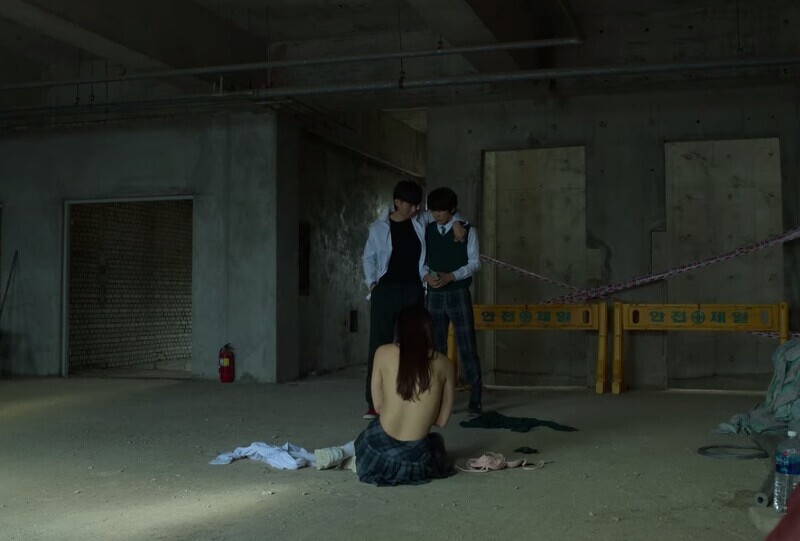 《殭屍校園》被霸凌女學生背部全裸惹議