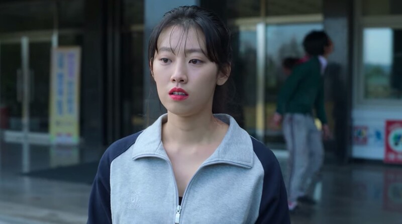 《殭屍校園》裴智恩綁起頭髮畫上唇膏展現自信