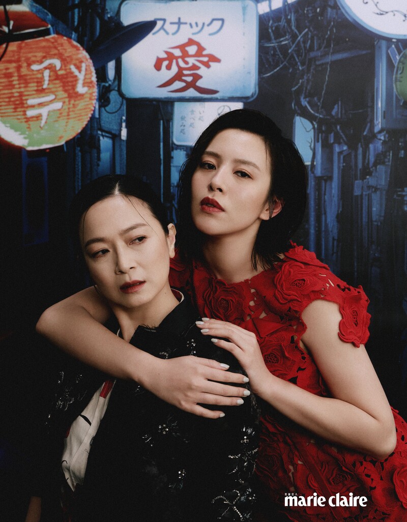 謝瓊煖: 花卉水晶刺繡夾克,Miu Miu;紅色霸王玫瑰洋裝,Paul Smith。劉品言:紅色花卉洋裝,Prada。