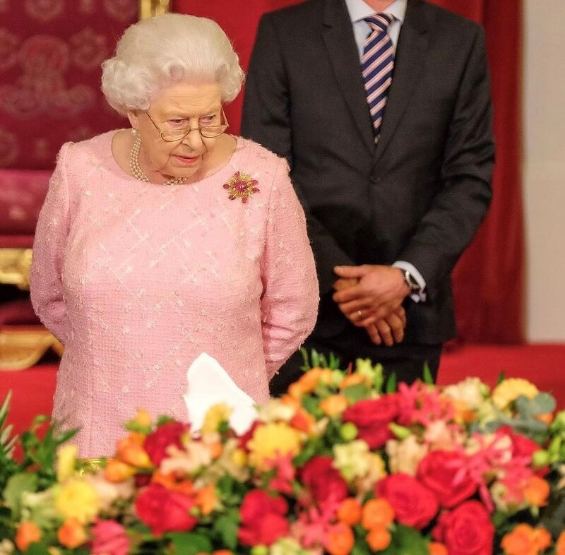 胸針穿搭高手是她!認識英國女王的經典收藏,搭配選擇也暗藏玄機
